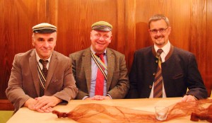 Der Vorstand des AHSC Aschaffenburg 2019: Dr. Thomas Kless (Mitte, erster Vorsitzender), Dr. Hardi Lührs (rechts, zweiter Vorsitzender), Kassenwart Peter Schneider